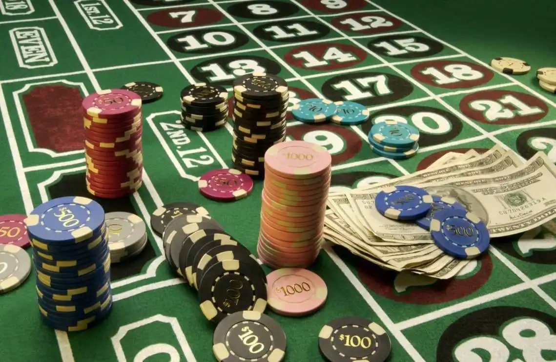 Live casino erek-erek dengan dealer langsung dan meja baccarat serta blackjack